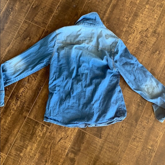 A jean jacket - Picture 2 of 3